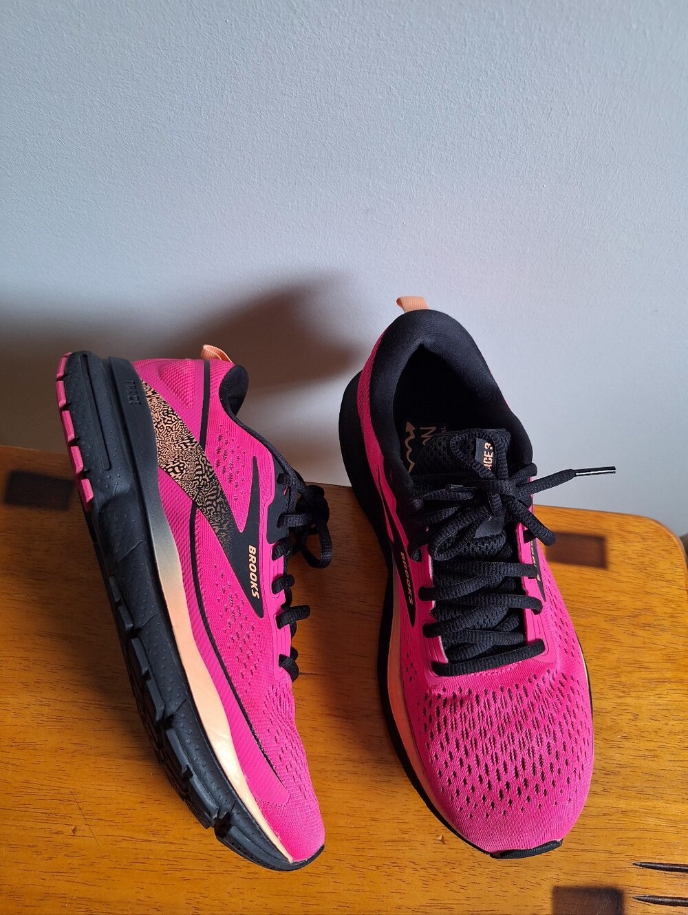 Brooks Women's Trace 3 Pink Glo/Black/Orange Size 7.5B - Picture 11 of 13